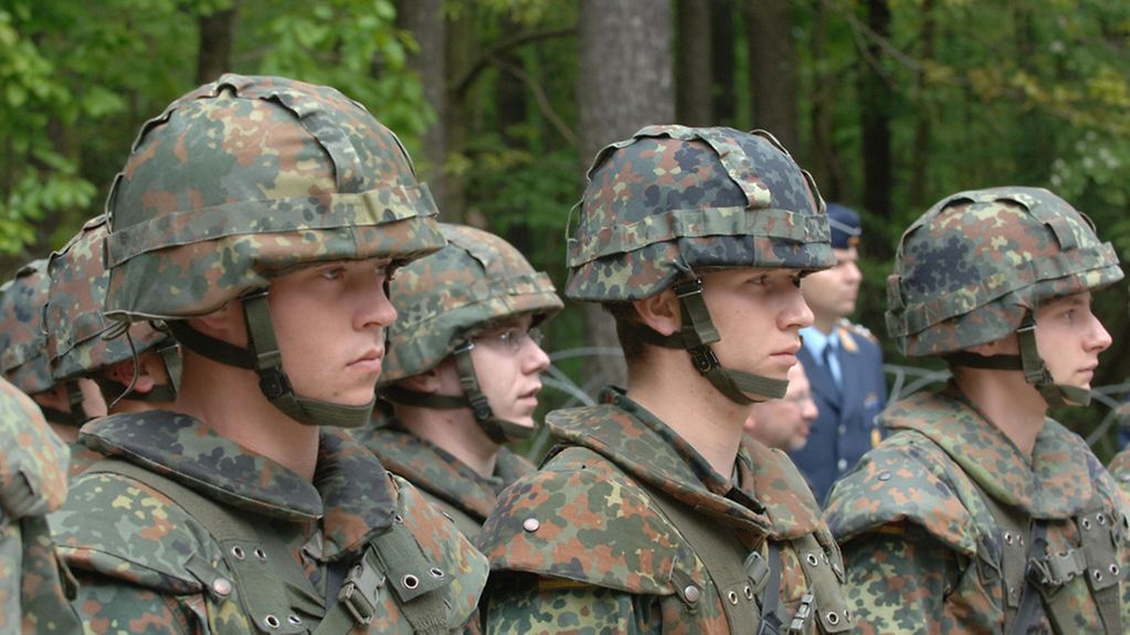 Junge Bundeswehrsoldaten stehen in einer Reihe.