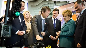 La chancelière fédérale Angela Merkel sur le stand de NXP à la Foire de Hanovre