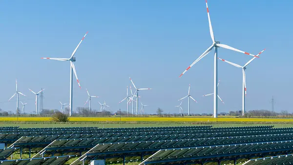 Windkraft und Sonnenenergie