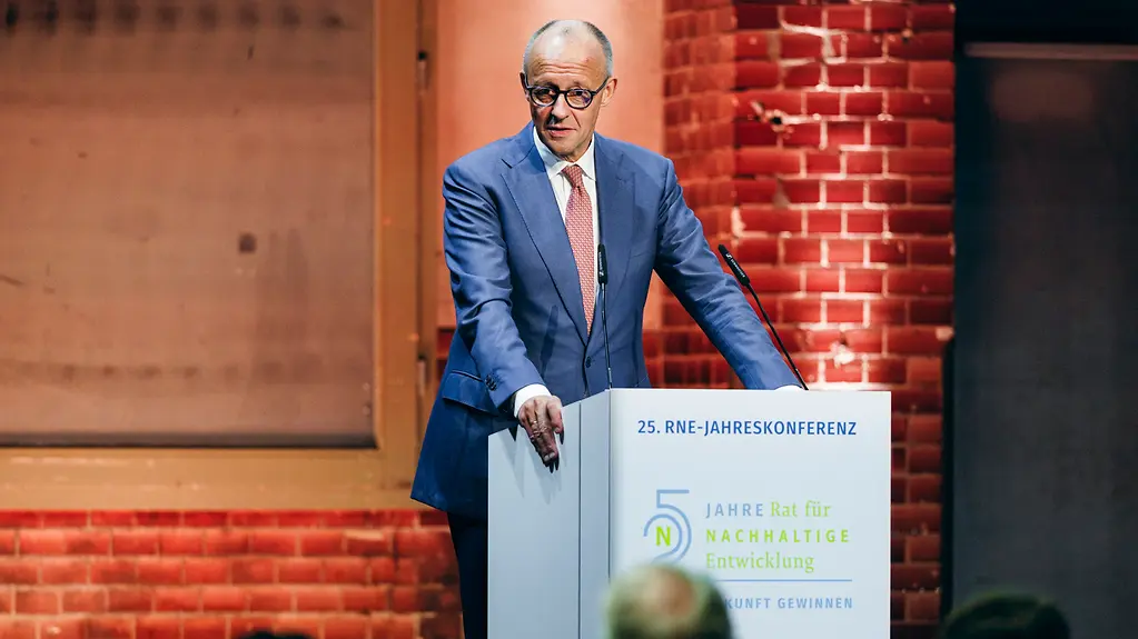 Bundeskanzler Merz an einem Rednerpult mit Aufschrift des Rates für Nachhaltige Entwicklung.