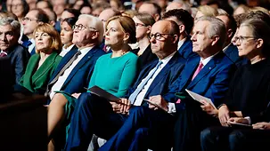 Bundeskanzler Merz und Gäste bei den Feierlichkeiten zu 75 Jahre Bundesverfassungsgericht.