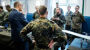 Bundeskanzler Friedrich Merz beim Besuch des deutsch-niederländischen Korps.