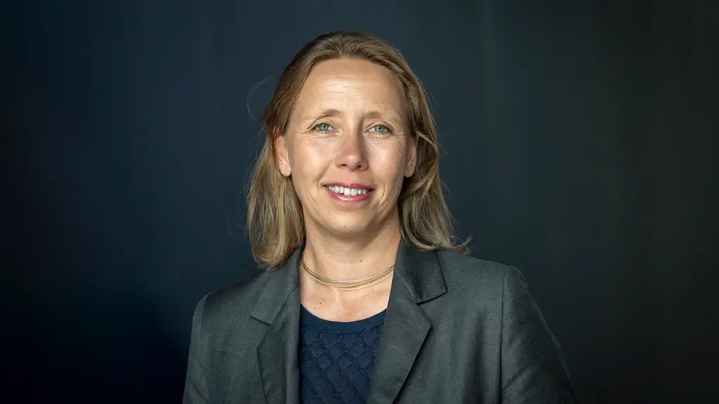 Das Foto zeigt ein Porträt von Esther Uleer. 
