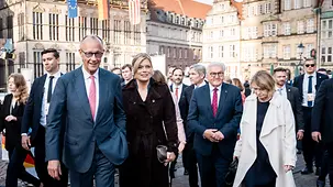 Bundeskanzler Merz und Ehefrau Charlotte auf dem Bremer Marktplatz.