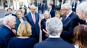 Alle Vertreter der Verfassungsorgane auf dem Marktplatz in Bremen.