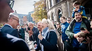 Bundeskanzler im Gespräch mit Bürgerinnen und Bürgern.