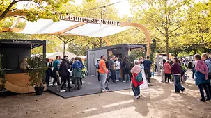 Bürgerinnen und Bürger beim Infostand der Bundesregierung