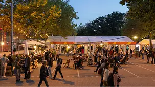 Bürgerfest beim Tag der Deutschen Einheit in Abendstimmung.