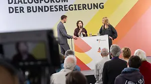 Die Ostbeauftragte der Bundesregierung, Elisabeth Kaiser, und Journalistin Marieke Reimann im Dialogforum.