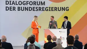 Generalleutnant Christian Freuding und der Leiter des Bereichs Cyber Innovation der Bundeswehr, Sven Weizenegger, im Dialogforum.