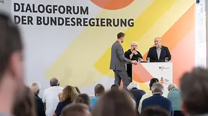 Michael Hollmann und Evelyn Zupke im Dialogforum.