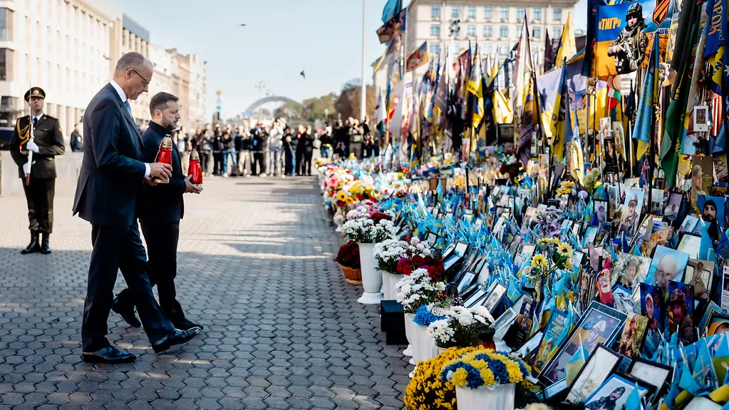 Le chancelier fédéral Friedrich Merz et le président ukrainien Volodymyr Zelensky au mémorial national dédié aux soldats tombés au combat