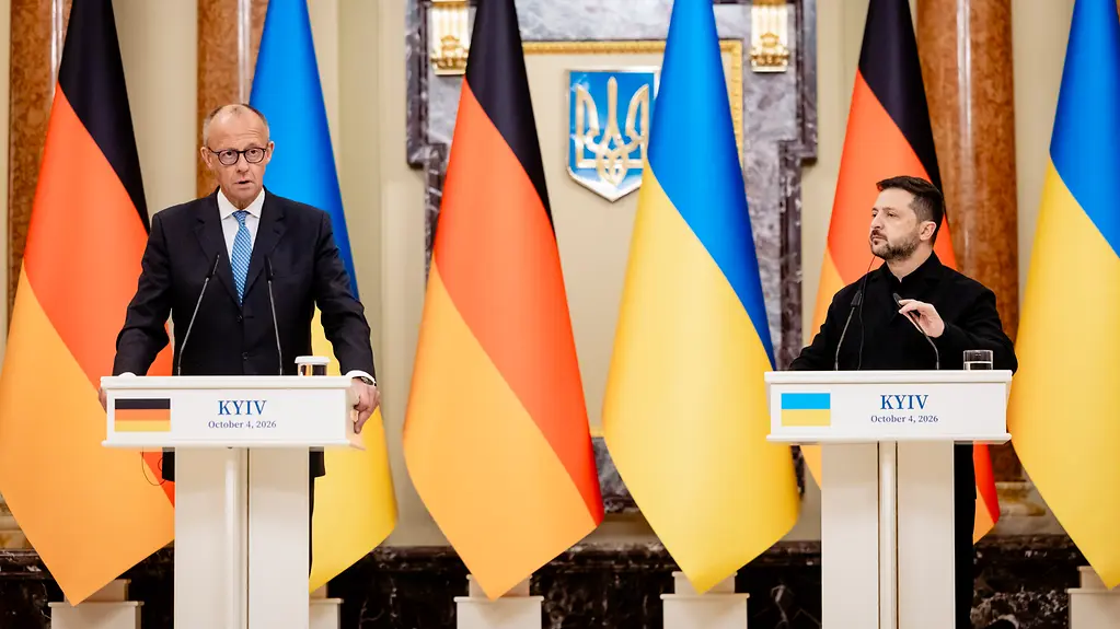 Federal Chancellor Merz and President Zelenskyy at the lectern in front of the national flags.
