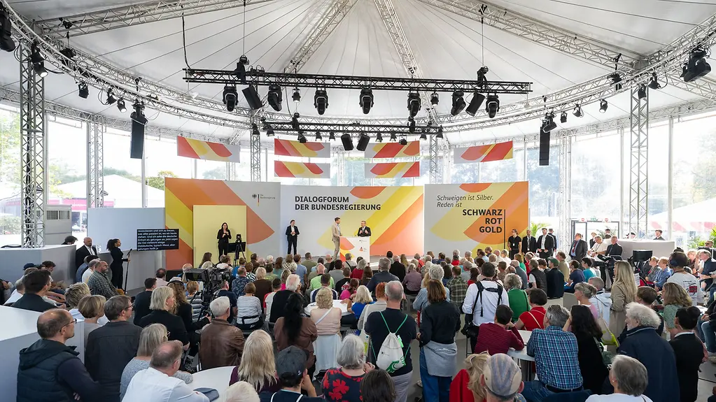 Bundesverteidigungsminister Boris Pistorius auf der Bühne im Dialogzelt mit Besucherreihen im Vordergrund..