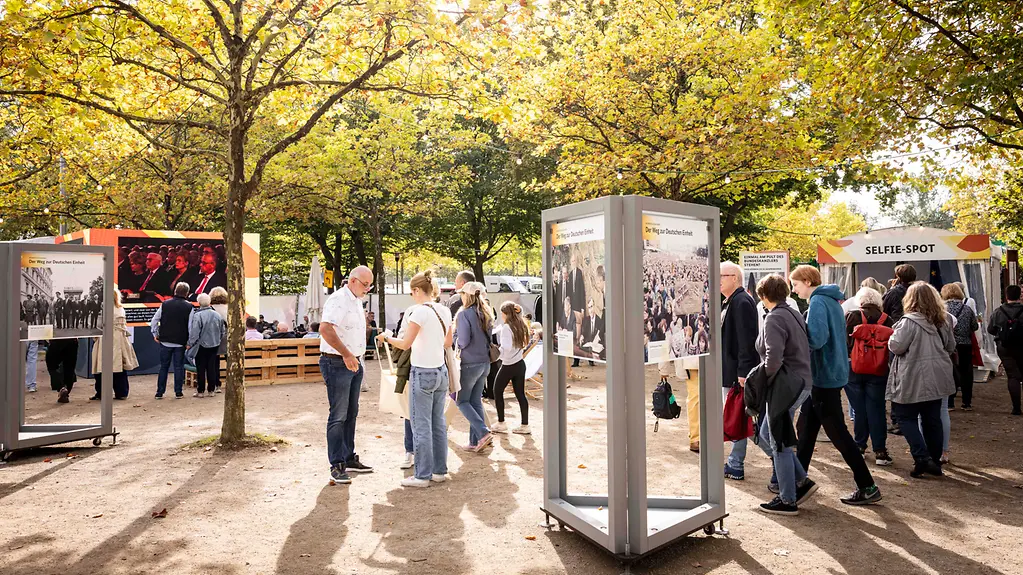 Freiluftausstellung auf dem Bürgerfest der Bundesregierung.