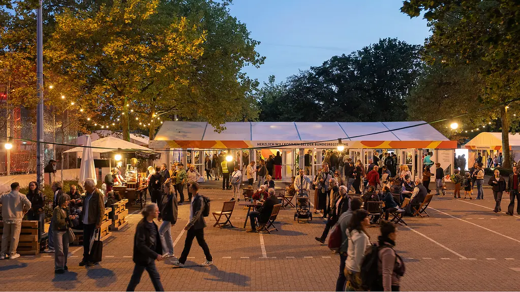 Bürgerfest beim Tag der Deutschen Einheit in Abendstimmung.