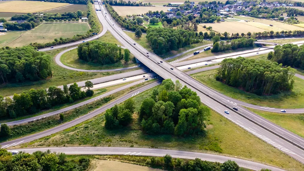 Luftaufnahme Autobahnkreuz in Deutschland.