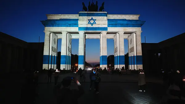  Beleuchtetes Brandenburger Tor zum Jahrestag des Terrorangriffs der Hamas