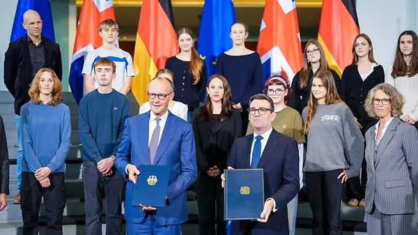 Bundeskanzler Friedrich Merz (l.) und Andy Burnham, Premierminister von Großbritannien, präsentieren die Ratifizierungsurkunden zum Vertrag über Freundschaft und bilaterale Zusammenarbeit zwischen Deutschland und Großbritannien
