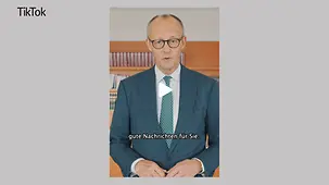 Kanzler Merz spricht in die Kamera.
