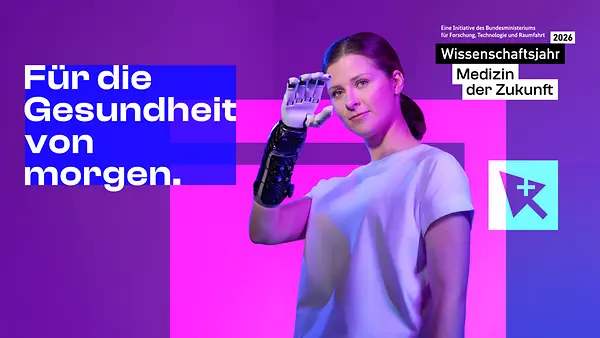 Logo zum Wissenschaftsjahr 2026: Zu sehen ist eine KI-erstellte Frau mit einer modernen Armprothese.