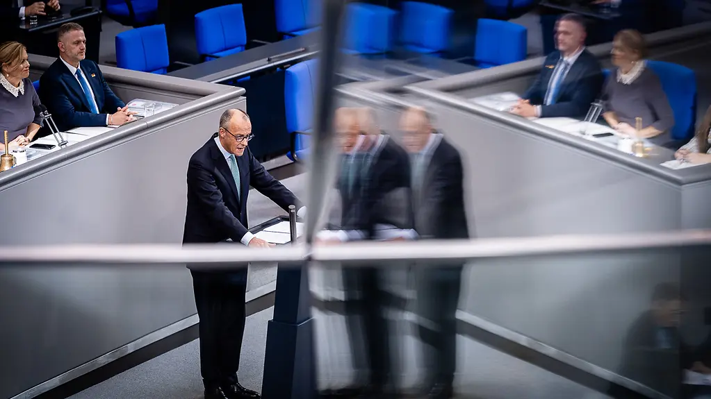 Federal Chancellor Merz at the lectern in the German Bundestag