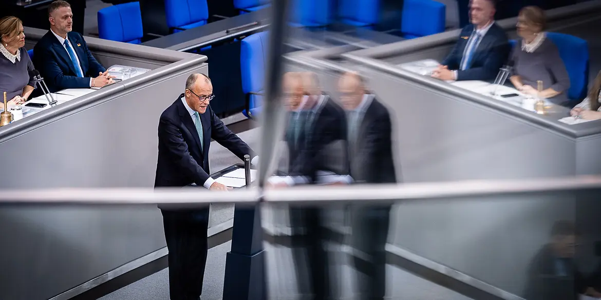 Federal Chancellor Merz at the lectern in the German Bundestag