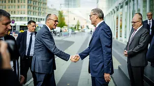  Bundeskanzler Friedrich Merz wird von Verbandspräsident Rainer Dulger zum BDA-Arbeitgebertag begrüßt.