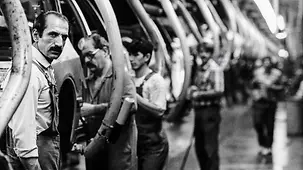 Gastarbeiter bei Ford arbeiten am Fließband.