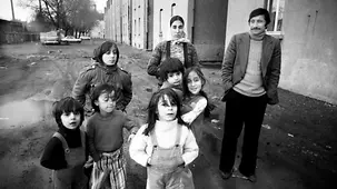 Eine türkische Familie mit sechs Kindern steht in Duisburg vor einem Haus.