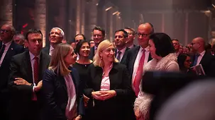 Bundeskanzler Friedrich Merz beim Auftakt zum Investitionsgipfel in einer Gruppe von Teilnehmerinnen und Teilnehmern.