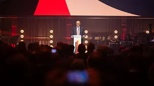 Bundeskanzler Friedrich Merz bei einer Rede im Kraftwerk Berlin.