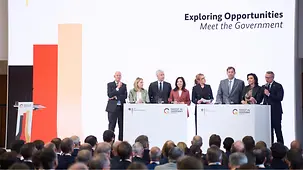 Bundesministerinnen und Bundesminister auf der Bühne.