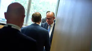 Bundeskanzler Friedrich Merz in einem Büro am Rande des Investitionsgipfels.