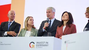 Steffen Bilger, Bundesminister für Verkehr, spricht beim Investitionsgipfel auf der Bühne.