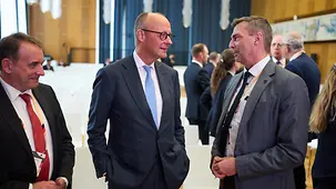Bundeskanzler Friedrich Merz im Gespräch beim Investitionsgipfel.