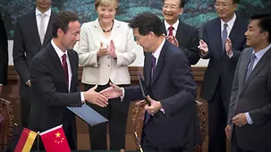 Angela Merkel and Wen Jiabao applaud following the signing of a contract.