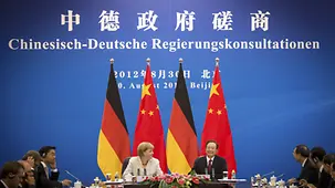 Angela Merkel and Prime Minister Wen Jiabao in front of vor deutschen und chinesischen Fahnen.