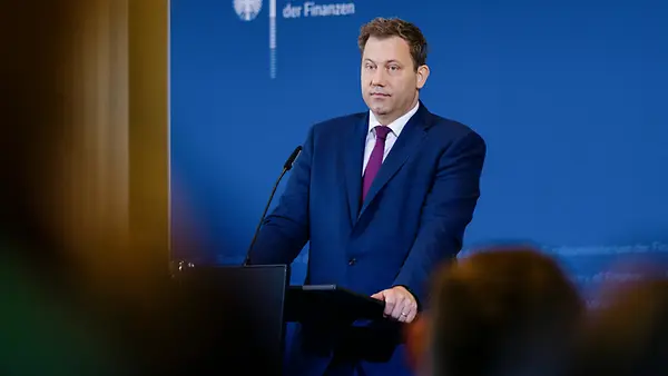 Bundesfinanzminister Lars Klingbeil im Rahmen der Pressekonferenz zur Steuerschätzung in Berlin.
