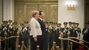 Angela Merkel and Wen Jiabao stand in front of the military band.
