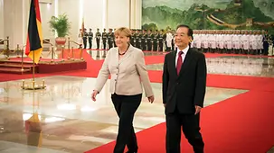 Angela Merkel and Wen Jiabao walk along the red carpet in the Great Hall of the People.