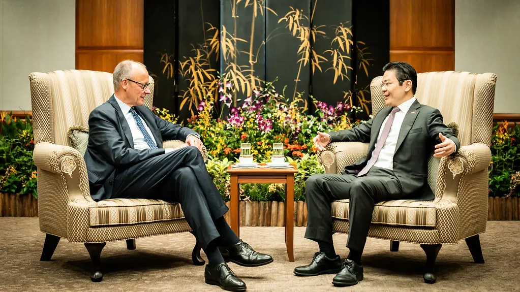 Bundeskanzler Friedrich Merz und Lawrence Wong, Premierminister von Singapur, im Gespräch.