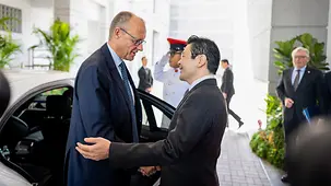 Bundeskanzler Friedrich Merz und Lawrence Wong, Premierminister von Singapur, schütteln sich die Hände.