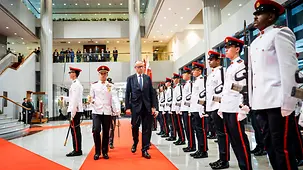 Bundeskanzler Friedrich Merz schreitet bei militärischen Ehren die Ehrenformation ab.