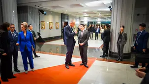 Bundeskanzler Friedrich Merz im Gespräch mit Premierminister Wong.