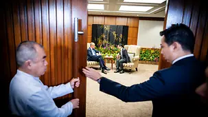 Bundeskanzler Friedrich Merz im Gespräch mit Lawrence Wong, Premierminister von Singapur.