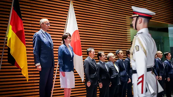 Bundeskanzler Friedrich Merz und Sanae Takaich, Ministerpräsidentin von Japan, bei militärischen Ehren.