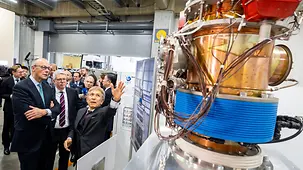 Bundeskanzler Friedrich Merz bei Kyoto Fusioneering,