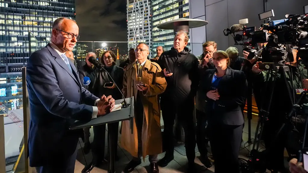 Bundeskanzler Merz bei einem Pressestatement in Tokyo.