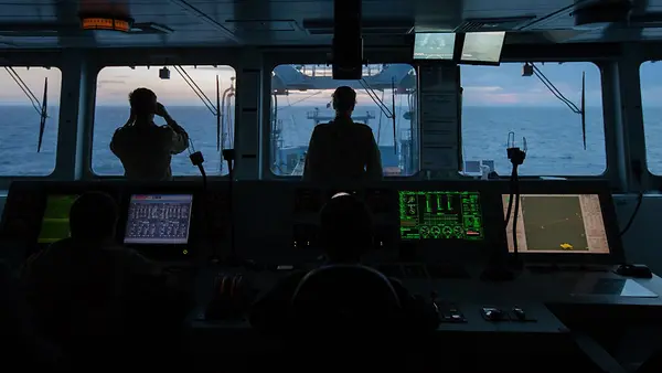 Marinesoldaten auf der Brücke eines Führungsschiffs.